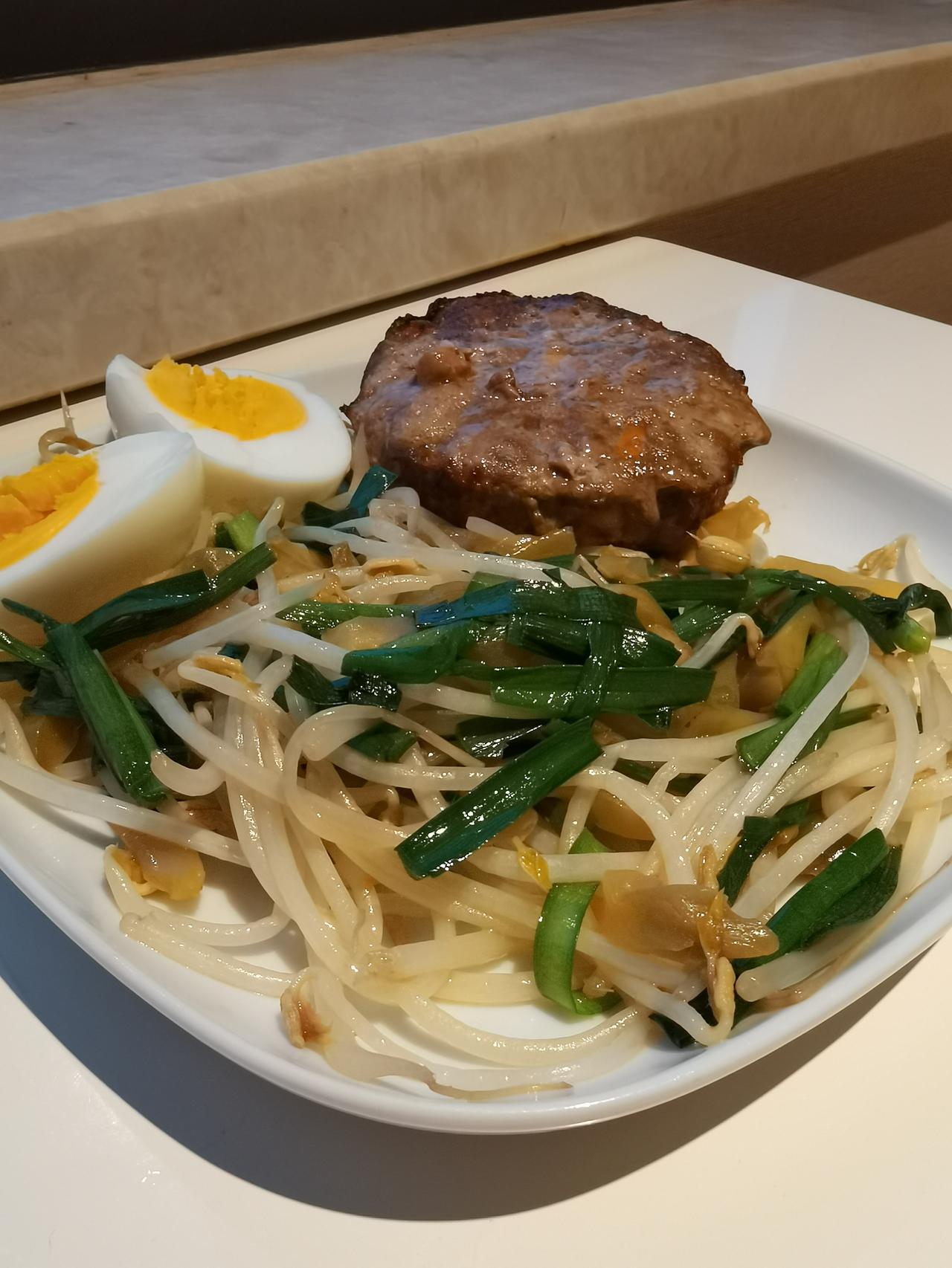 【星期一 早餐打卡】
豆芽炒榨菜丝韭菜、牛肉饼、鸡蛋、牛奶咖啡、燕麦块

【今日