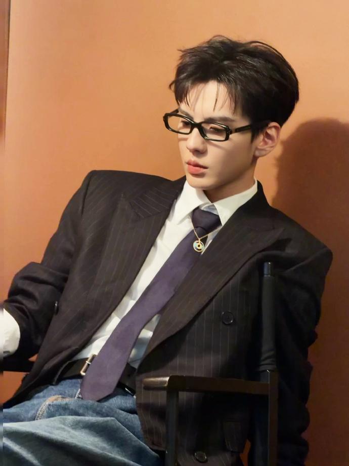 毕雯珺阿骏限定版、毕雯珺西装配眼镜  颜值与气质双达标！毕雯珺西装眼镜造型，完美