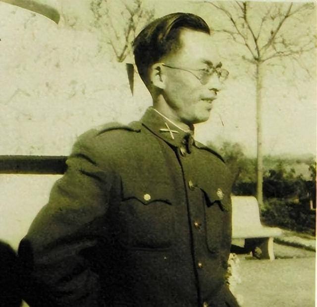 1949年，解放军在江苏俘获一名国军少将。面对审讯，他非但不慌，反而主动要求：“