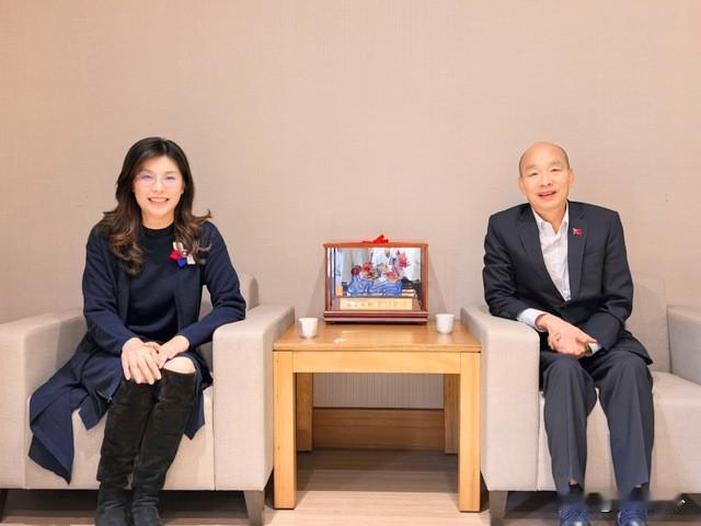 夸奖郑丽文是白雪公主
韩国瑜就是会说话
昨天在参加台湾地区的升旗仪式时
台湾地区