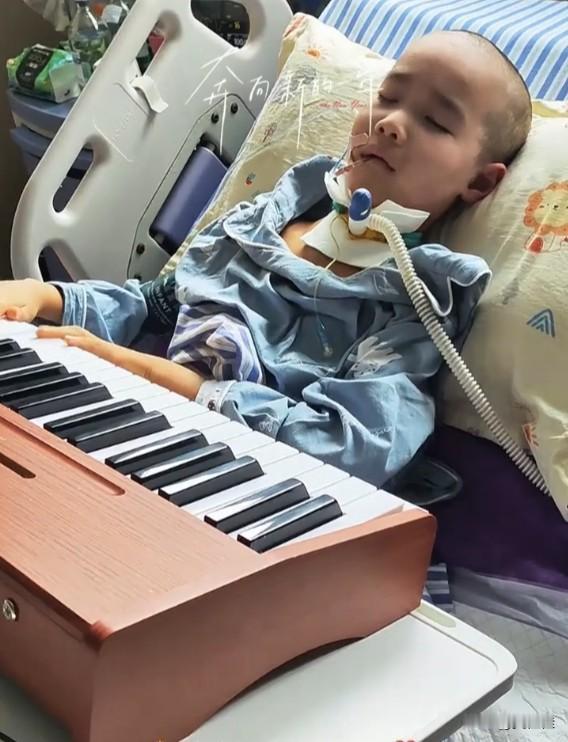 刘楚熙的两只眼睛都睁开了！
妈妈昨天没更新，今天终于更新了，没想到还有这么大的惊