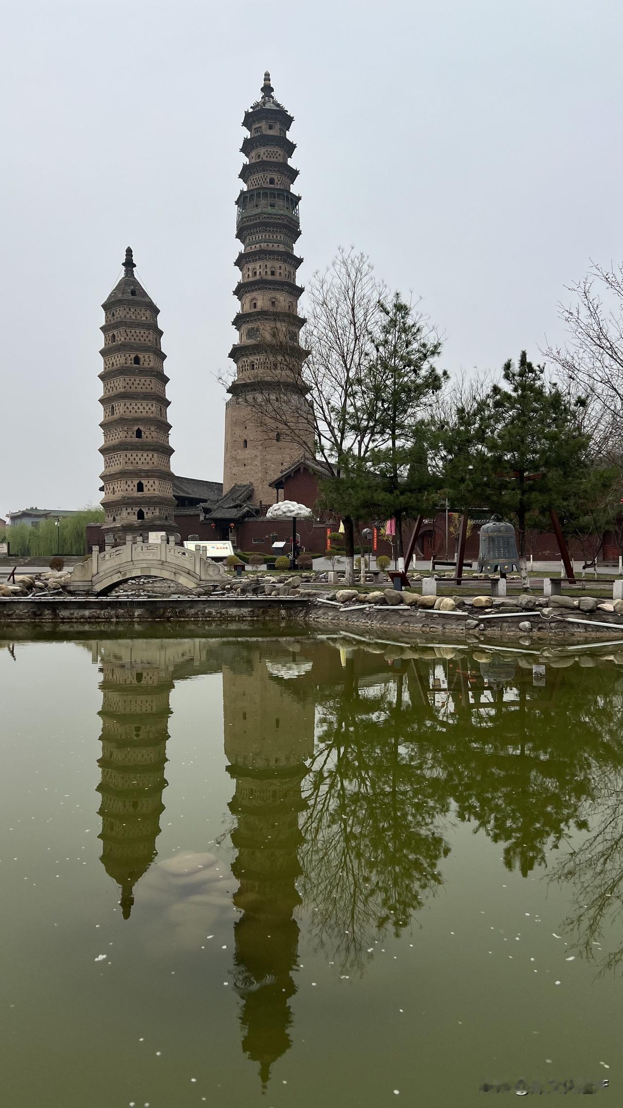 山西晋城海会寺，亦名龙泉寺，寺内有金、元、明、清的佛殿，是一组很有价值的古建筑群