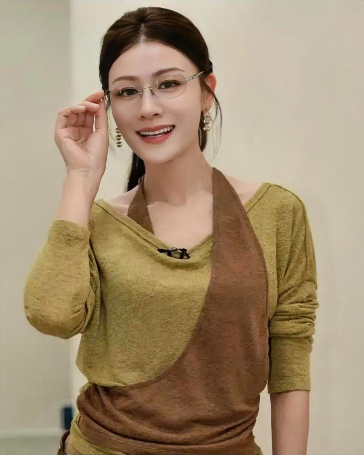 田亮妻子叶一茜1984年生于福建南平，北京电影学院毕业，2005年超女全国七强出