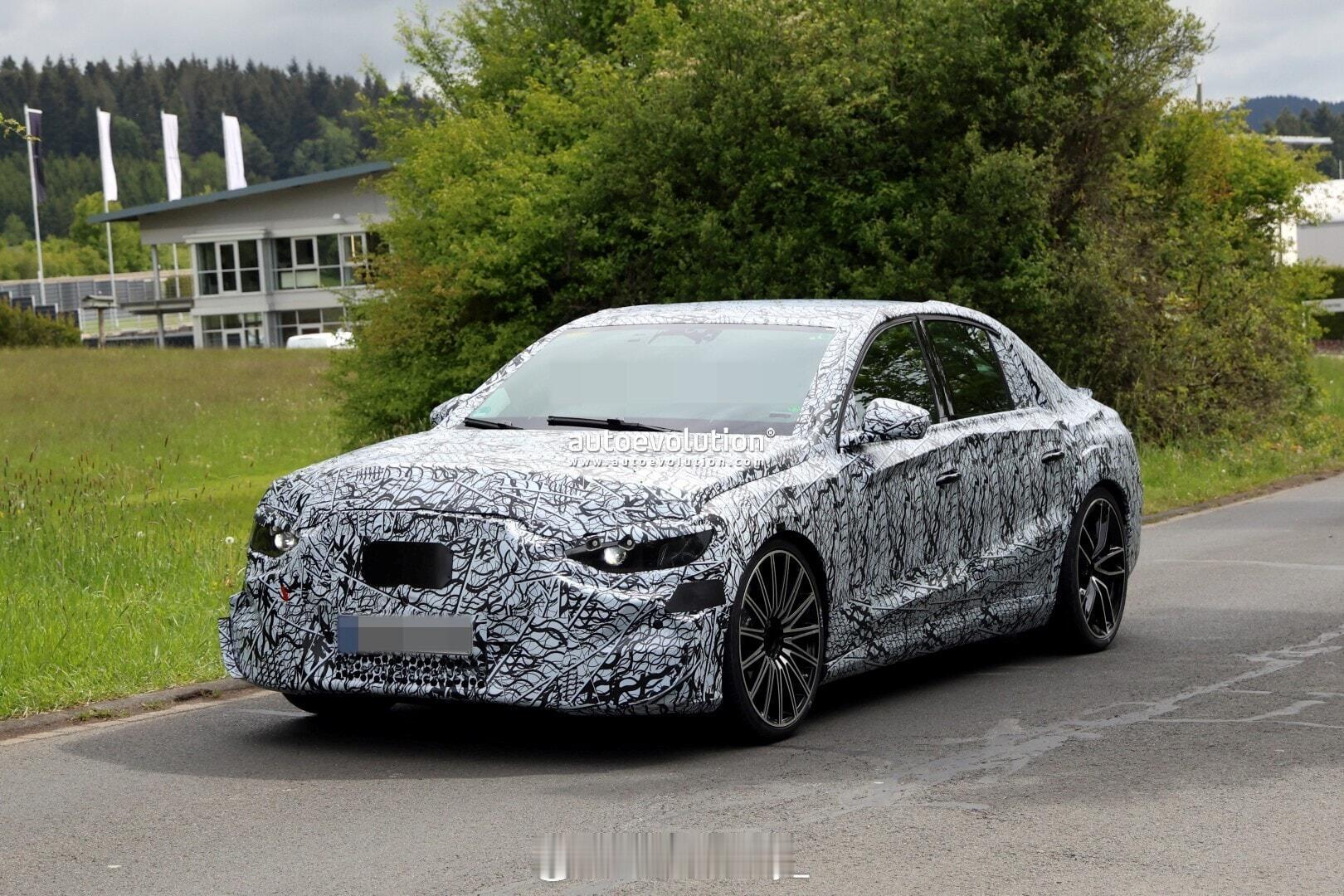大v聊车 新一代奔驰AMG E63谍照：预计用纯电架构，从谍照外观来看前后轮毂样