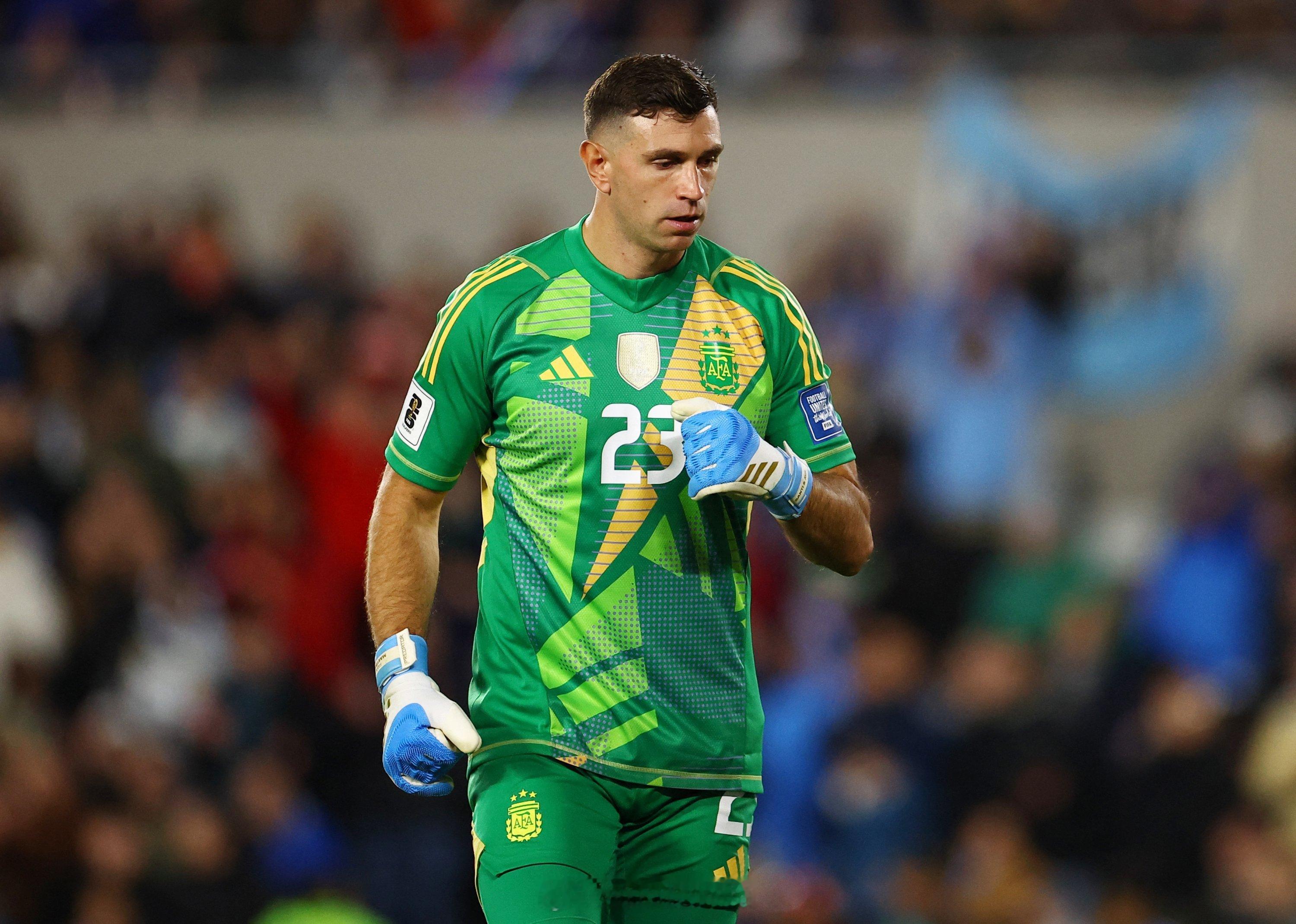 疯狂吐槽群主😄 主副业忙的顾不上拉我入群🗣 埃米利亚诺·马丁内斯：“那个Wh