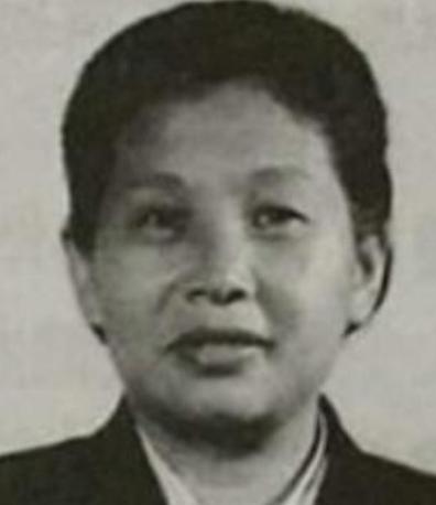 1939年，女战士徐敏准备去如厕，突然被一壮汉抱到了床榻上，对方捂住了她的嘴巴，