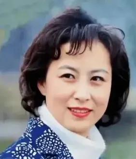 年轻时的朱曼芳比女儿邬君梅漂亮多了，虽然女儿的星光比较耀眼，但她也是拥有众多影迷