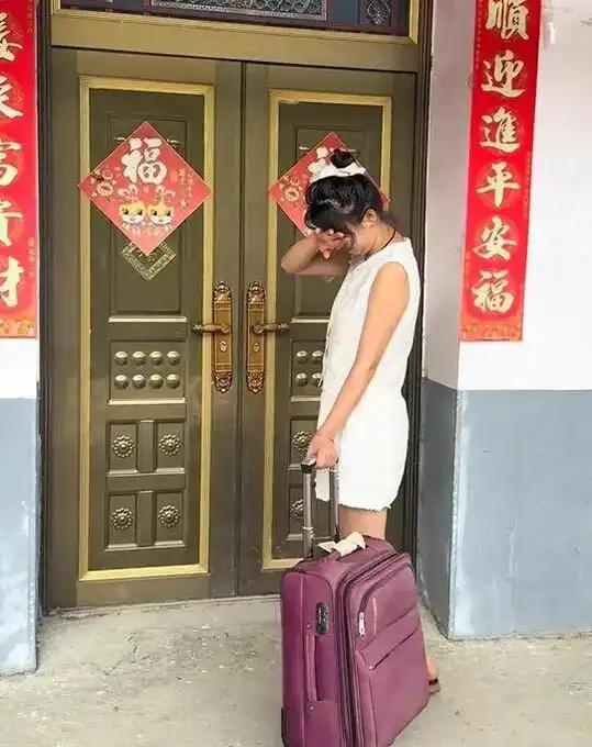 江西女子黄某带走家庭账户中的43万元后离开丈夫程某。半年后，黄某因意外失去右腿，