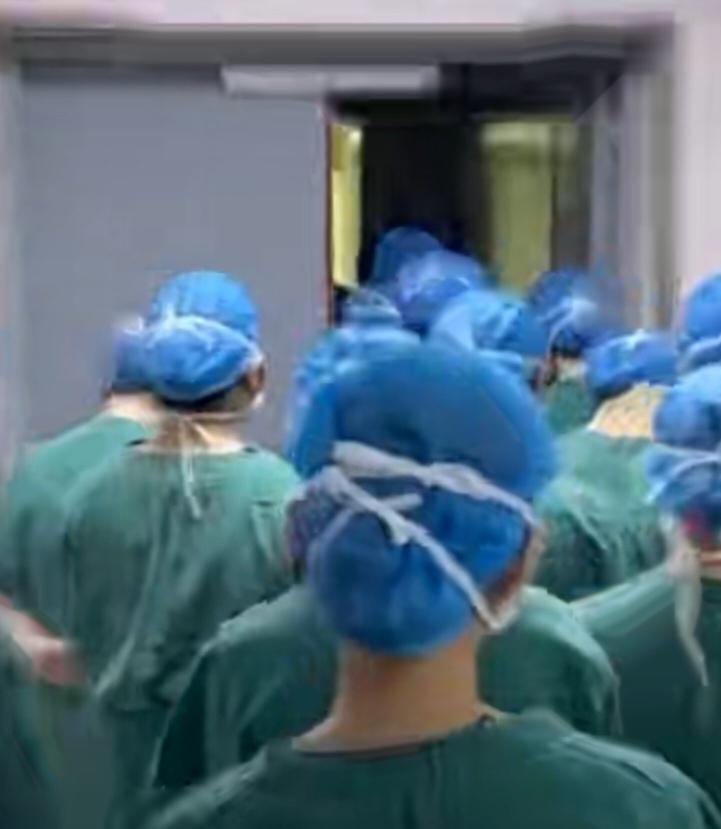 ‌香港医疗界正以高薪和优厚福利在全球范围内“抢人大战”，核心目标是填补日益扩大的