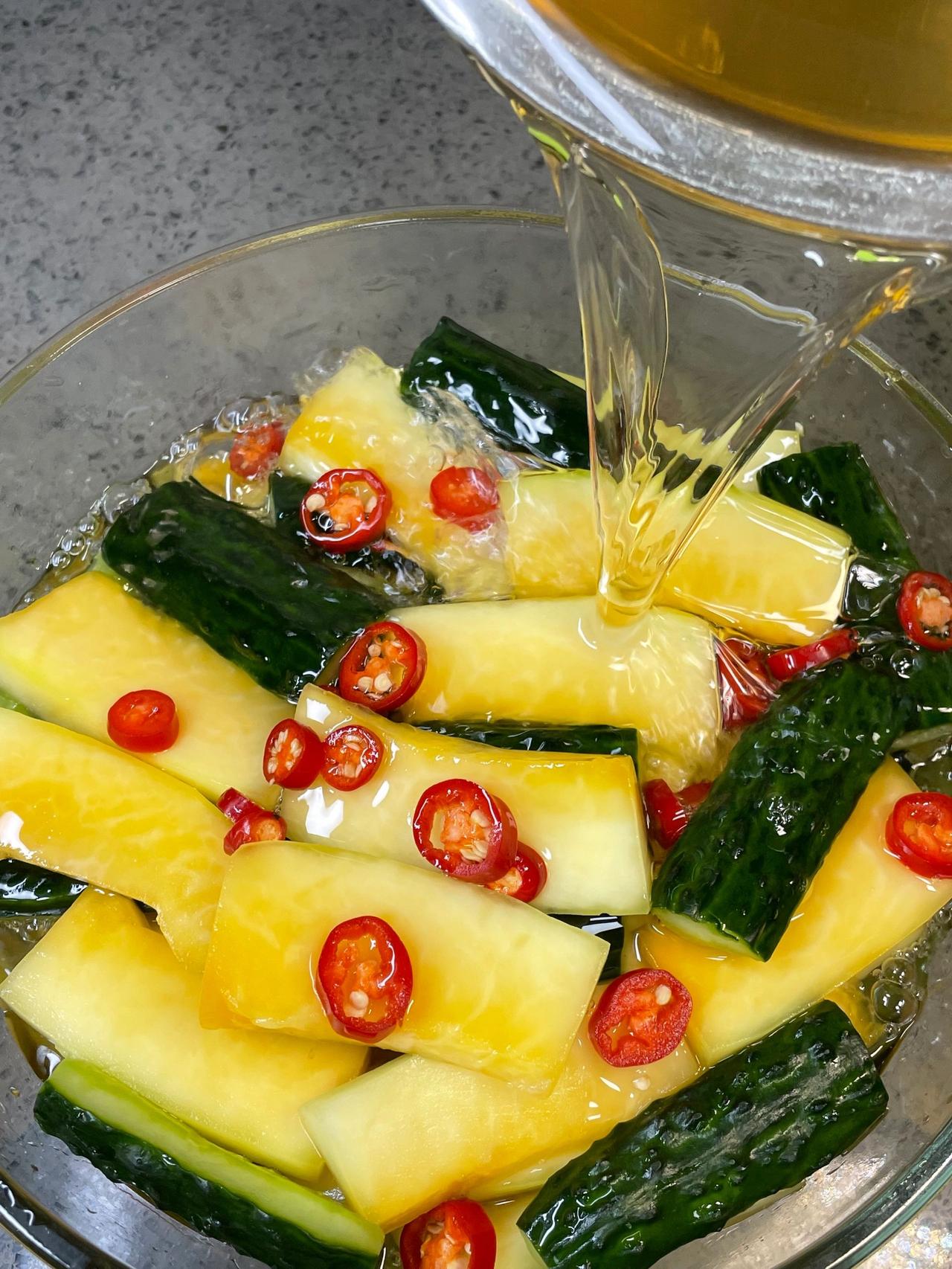 我妈教我的神仙吃法！！好吃到爆
酸爽爽脆！比酸料店还好吃！木瓜酸和青瓜酸搭配，酸