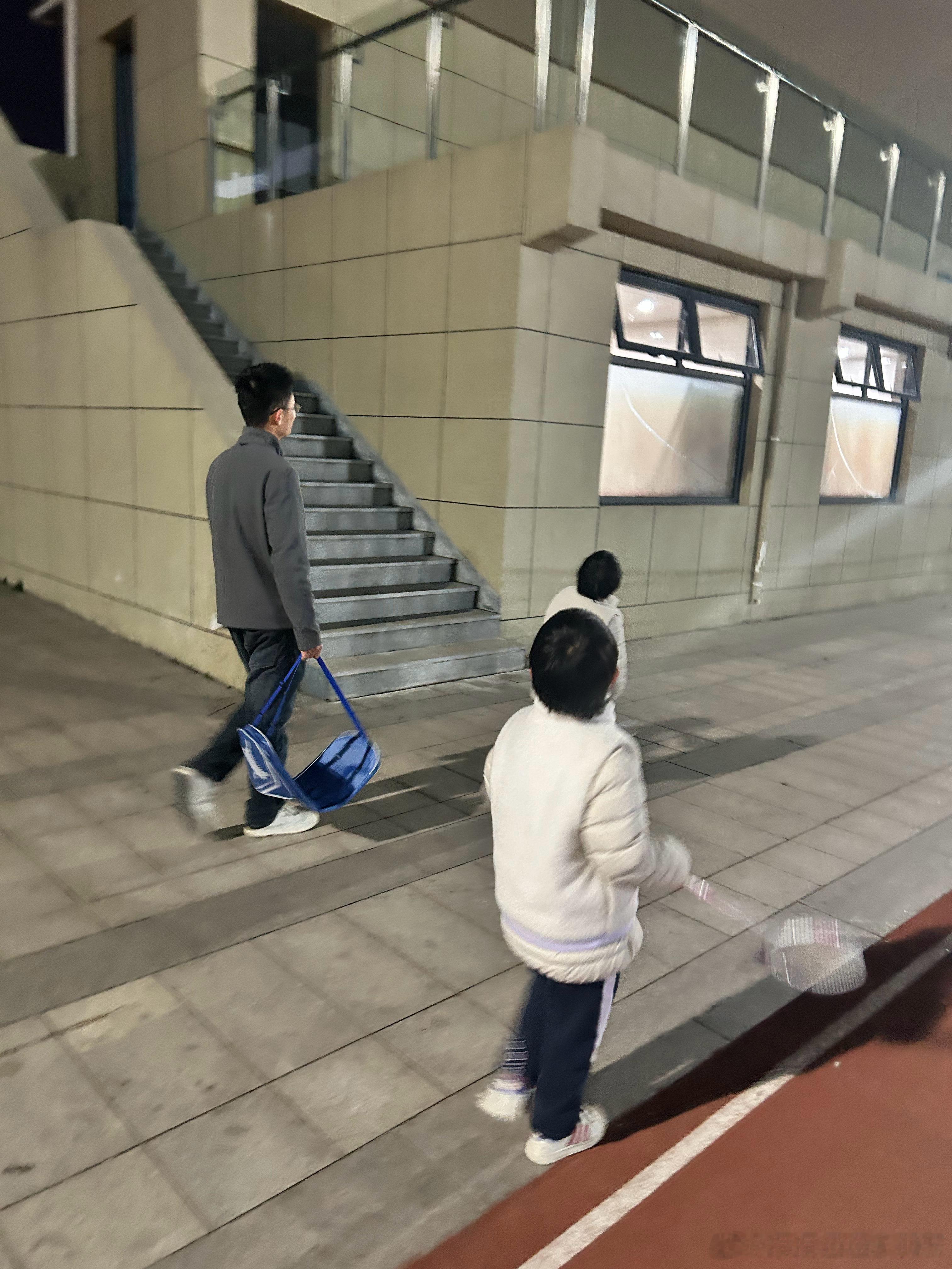 本来去图书馆看题的，结果周一闭馆。去打羽毛球🏸场地没了，就在操场上打了两小时。