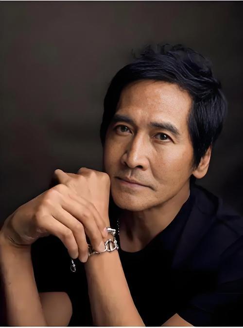 66岁齐秦商演被嘲翻车！看懂他的狼狈，才懂成年人的不易
 
最近66岁的齐秦频繁