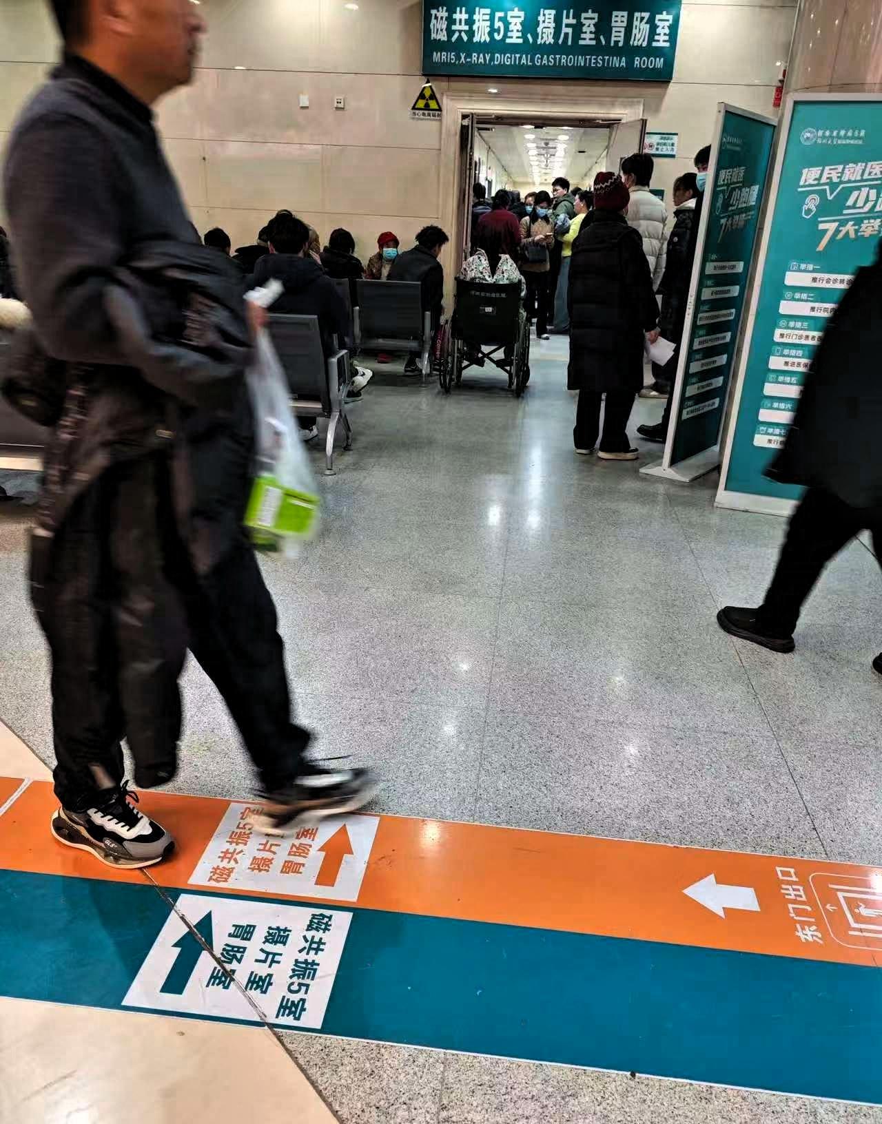 一中年女子在医院里嚎啕大哭，原来是因为她老公回家给父亲上坟后突然心梗去世了！
 