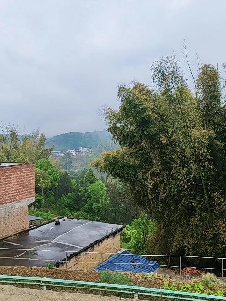 远离城市喧嚣的深山村落，负氧离子拉满，连风都带着草木香，呼吸都成了享受。