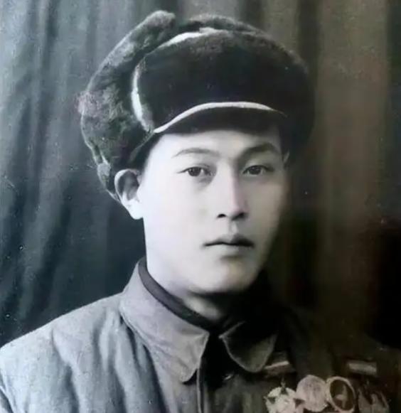 1952年，张文荣被俘后叛变，美军安排他打入志愿军内部，为美军收集情报，谁知在跳