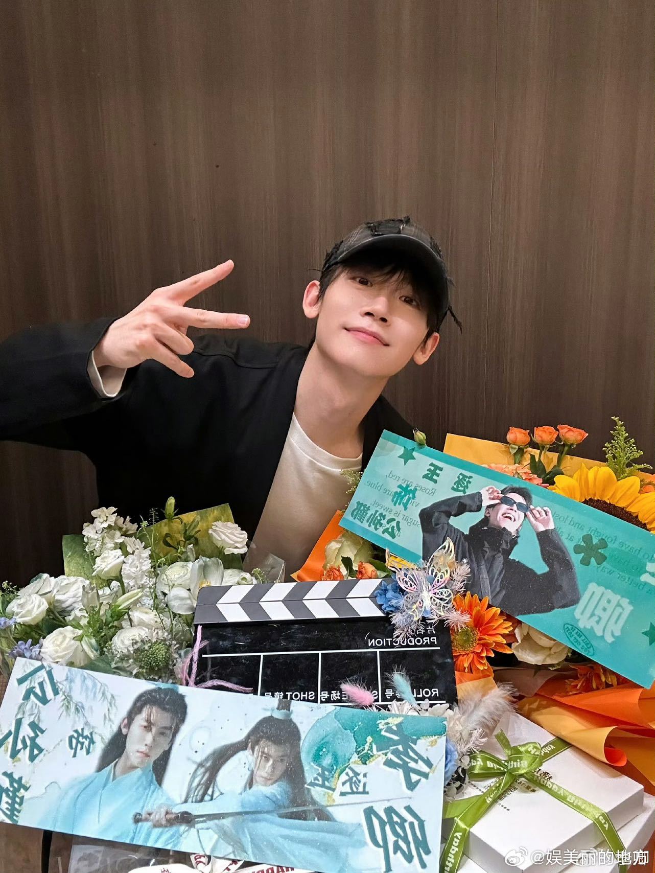 李卿现代装、李卿现代装造型 李卿穿搭太绝！白衬衫配皮马甲皮裤，领带点缀刚好，又酷