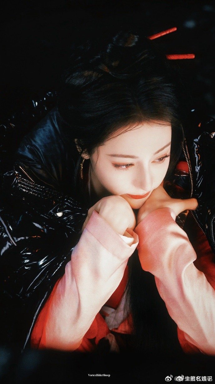 迪丽热巴支持侯爷谢征狠狠期待迪丽热巴《白日提灯》！也狠狠磕到她对张凌赫《逐玉》的