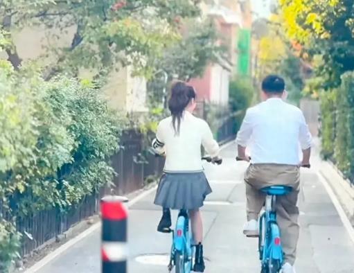 汪小菲和妻子马筱梅拍视频庆祝相识一周年，好似偶像剧。

一婚几十天就结婚了，前妻
