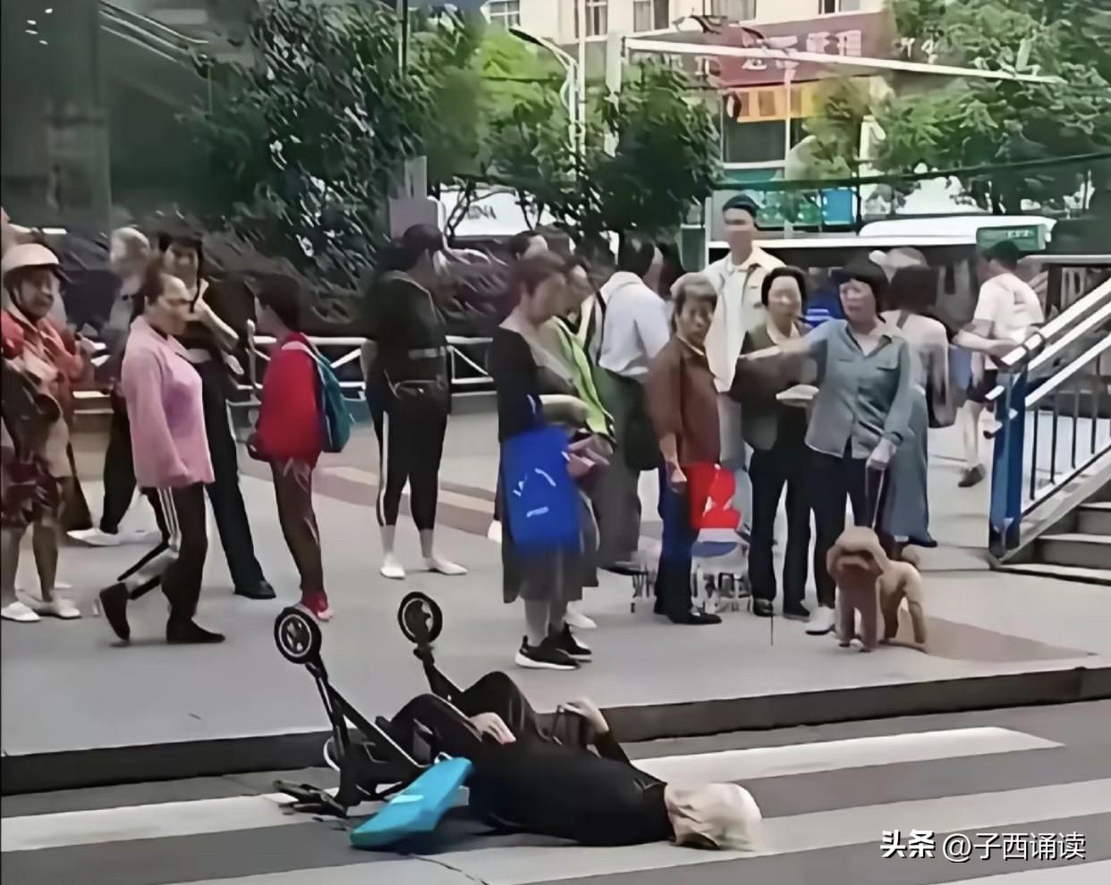 为什么旁边那么多人没人上前扶一把？如果怕被讹诈，完全可以让一个人在边上拍视频留证
