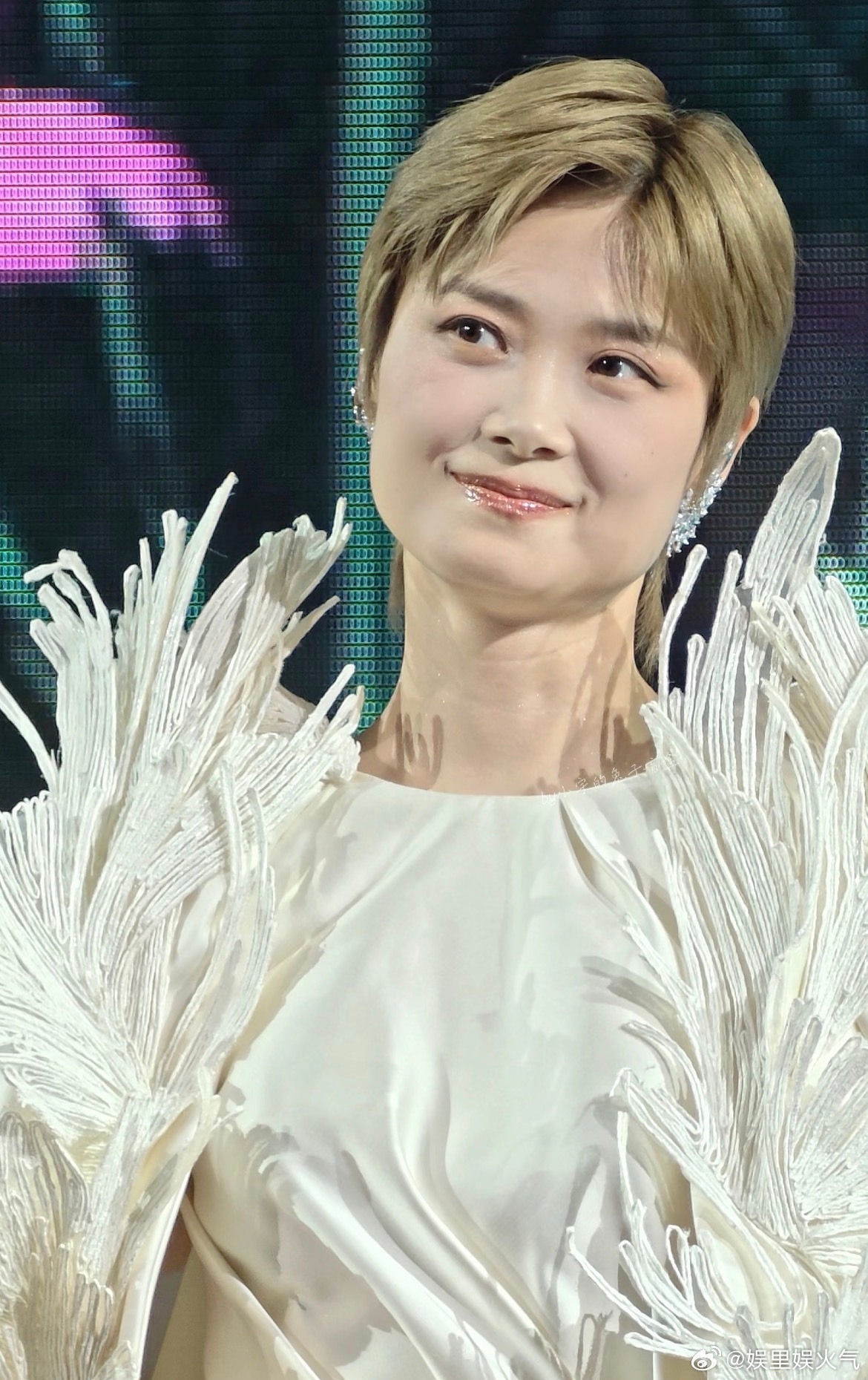 李宇春官宣超酷音乐盛典📸光是想象春春舞台造型就心动，精致妆造+沉浸式舞美，视觉
