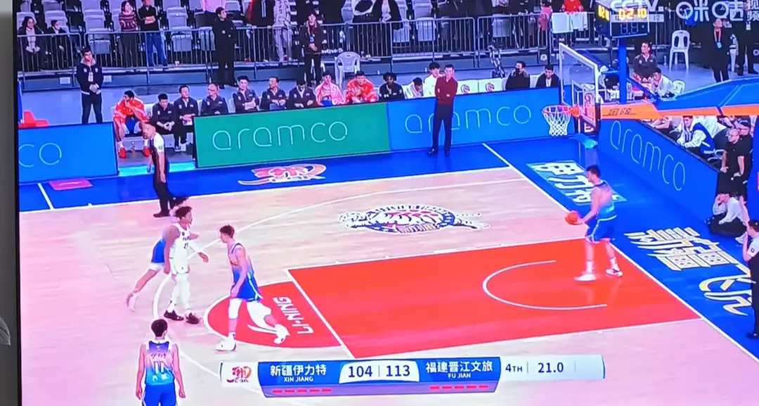 北京时间1月10日晚，新疆男篮主场对阵福建男篮。经过四节激战，新疆男篮在开局大比