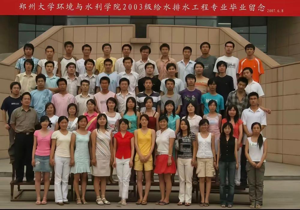 张雪峰大学毕业照，
虽然照片有些模糊，
可一眼就认出了他。