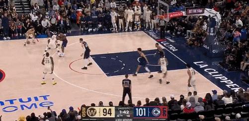 大心脏！库里两记三分逼停快船！
在今天NBA常规赛勇士对阵快船的第四节比赛最后时