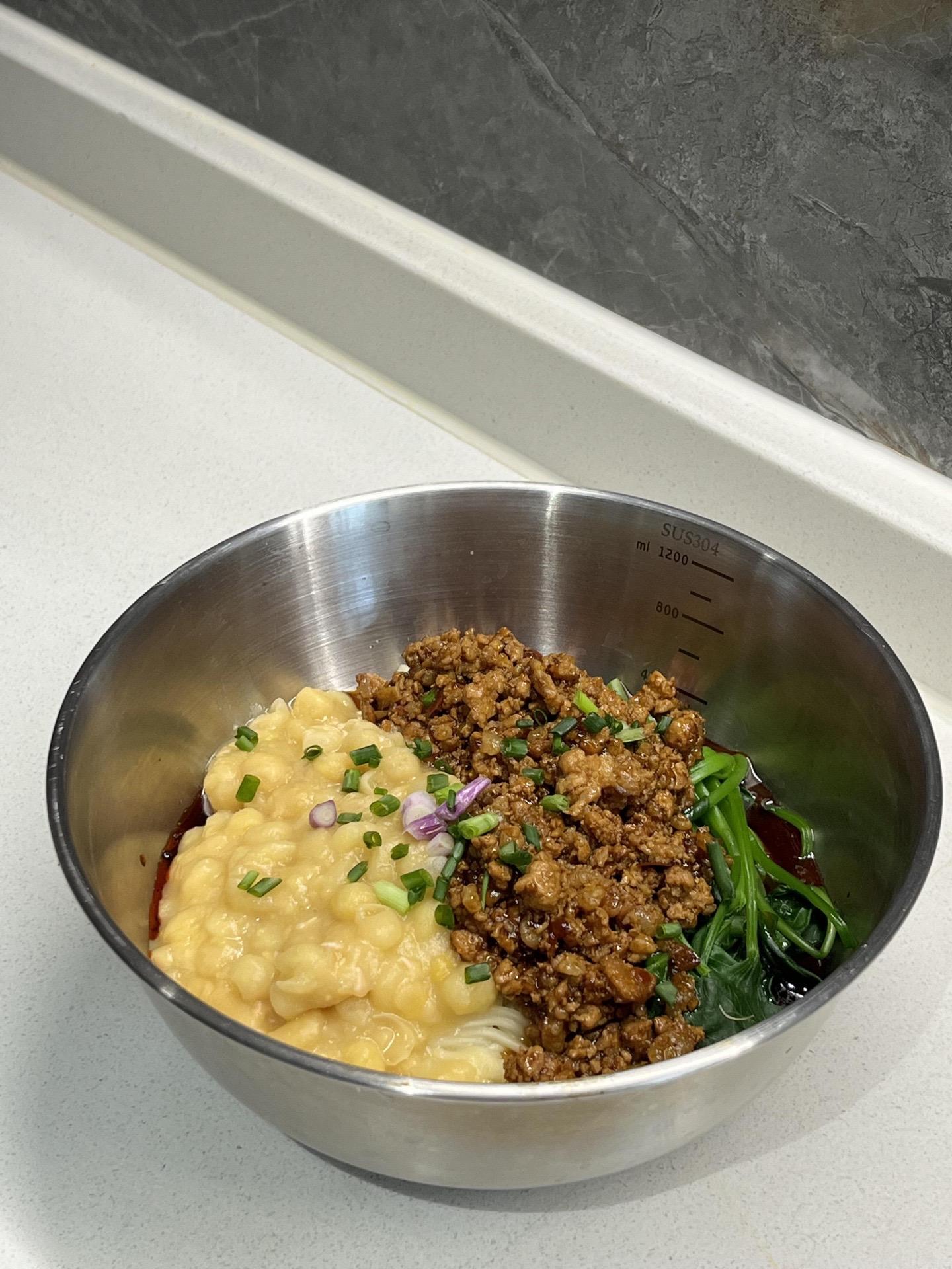 一碗碗杂面，多少干饭魂。超级好吃的重庆豌杂面！
豌豆软烂 裹上面条 加上油辣子的香味 
真的不要太香了！
在家也能做！
做好放冰箱冷藏早上起来煮点面加上杂酱和豌豆 几分钟搞定