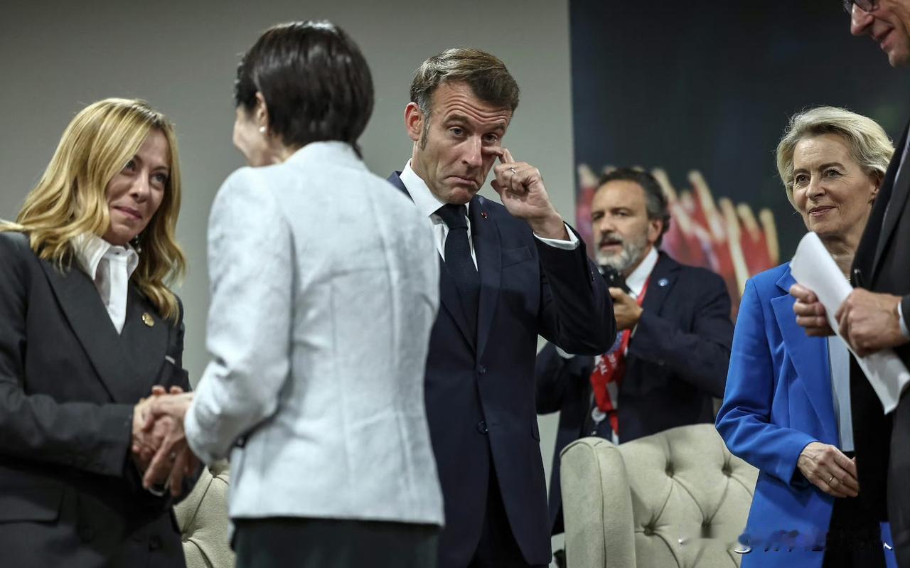 此刻，马克龙在想什么呢？[捂脸]