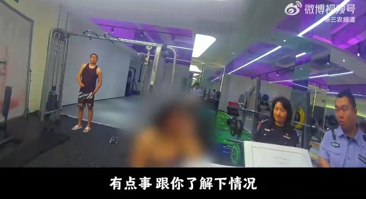 又一个白嫖女被抓
和北京女子单次恶意退款达121件衣服相比，山东榴莲姐仅退款19
