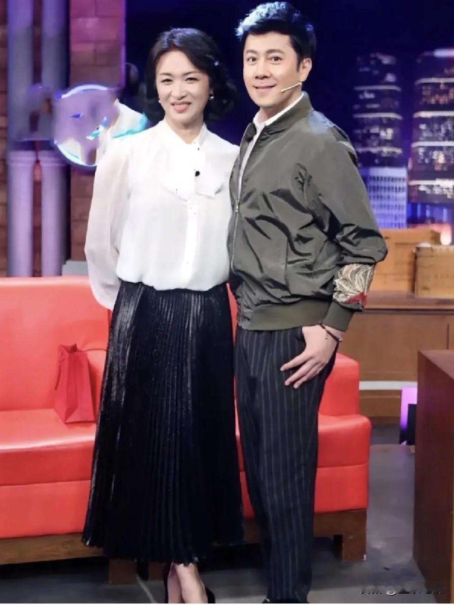 著名歌唱演员蔡国庆与著名主持人金星并肩而立同框合照，这张颇具看点，蔡国庆身着笔挺
