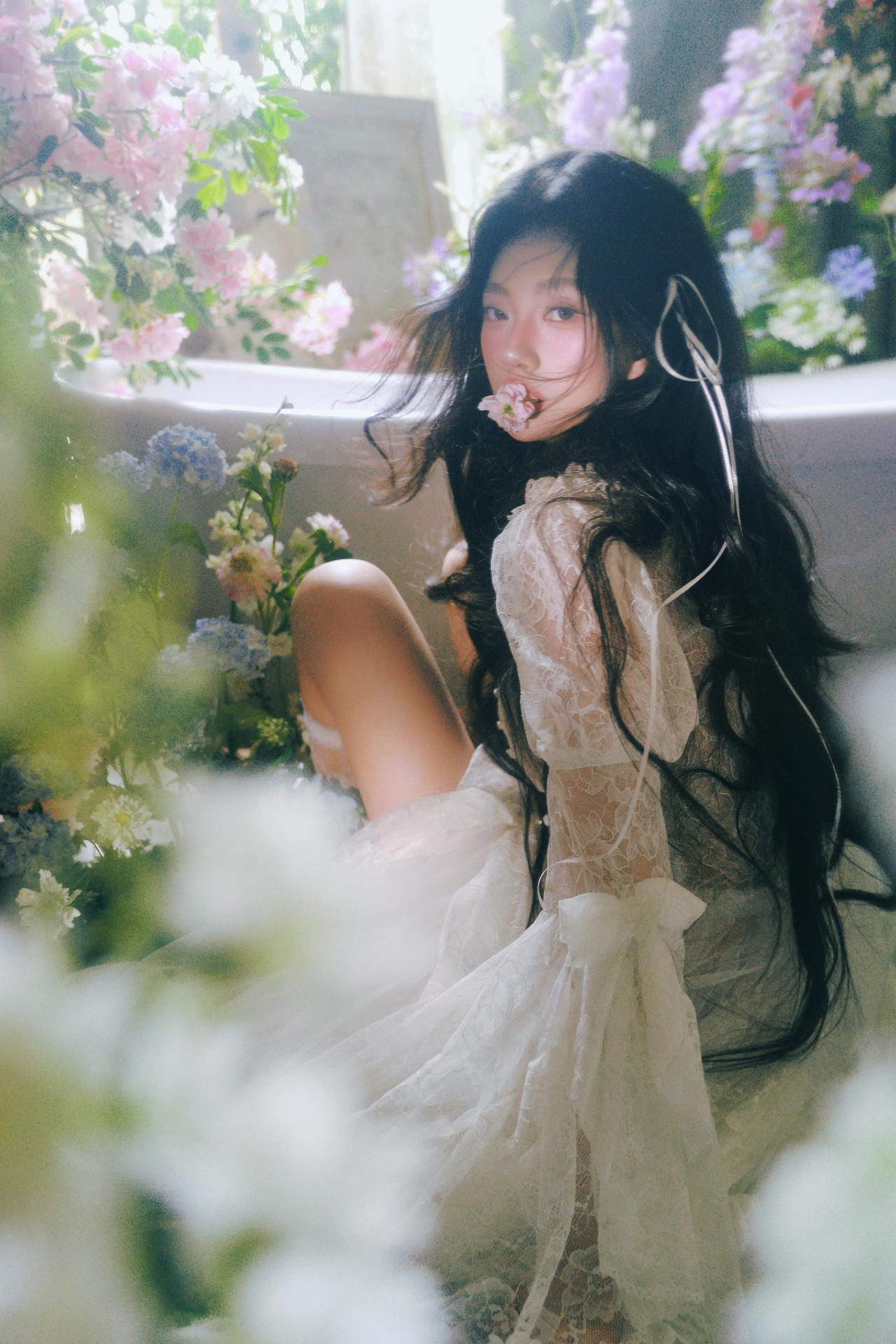 你在拍照时对“留白”是如何理解的？还有“情绪”呢？
不同于满铺花簇的构图，部分画