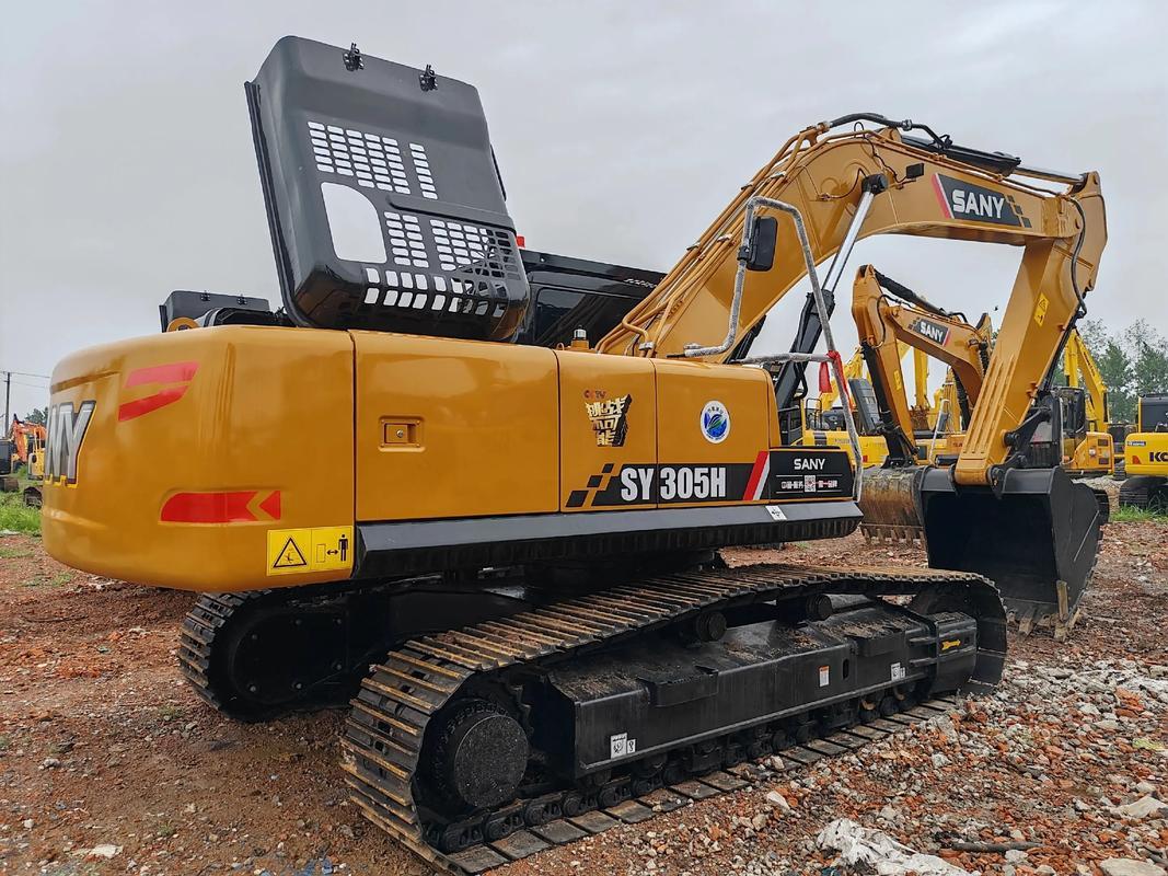 挺有意思，说是今年第一季度，我国的挖掘机出口增长36%。不用问了，肯定是出口广大