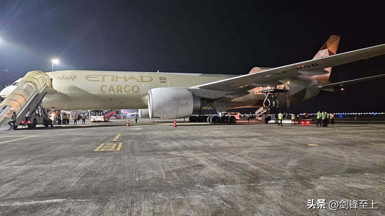 阿联酋王爷土豪们的日子不好过了
由于霍尔木兹海峡被封锁，他们正在出动包机从印度等