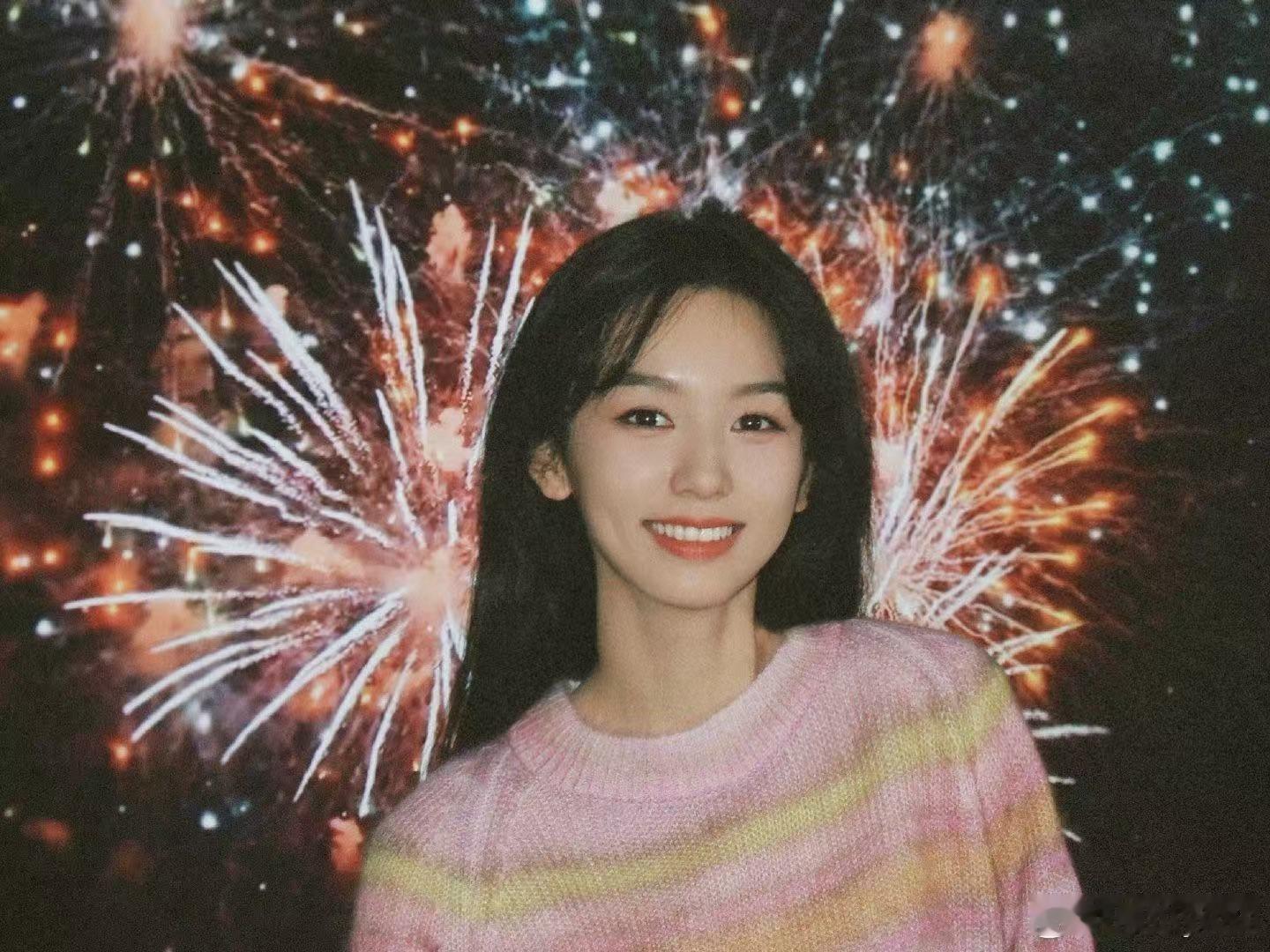 周也陪你一起看烟花喽  周也分享氛围感烟花照，陪你一起看烟花喽，烟花美也子也美，