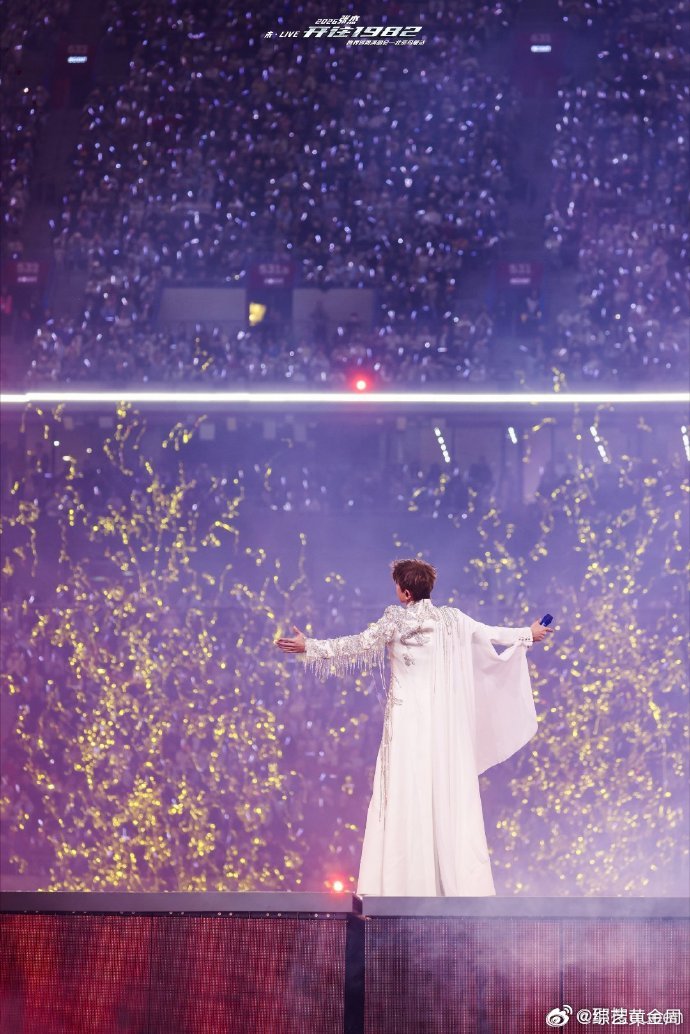 张杰和粉丝对唱看月亮爬上来听完张杰和粉丝对唱，我宣布我短暂恋爱了，太甜啦 