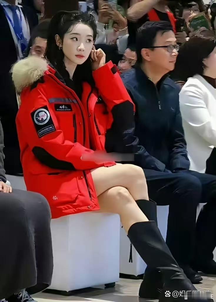 看了张艺凡才知道，原来有人翘二郎腿一只脚可以踩到地上 ，太厉害了吧！ 