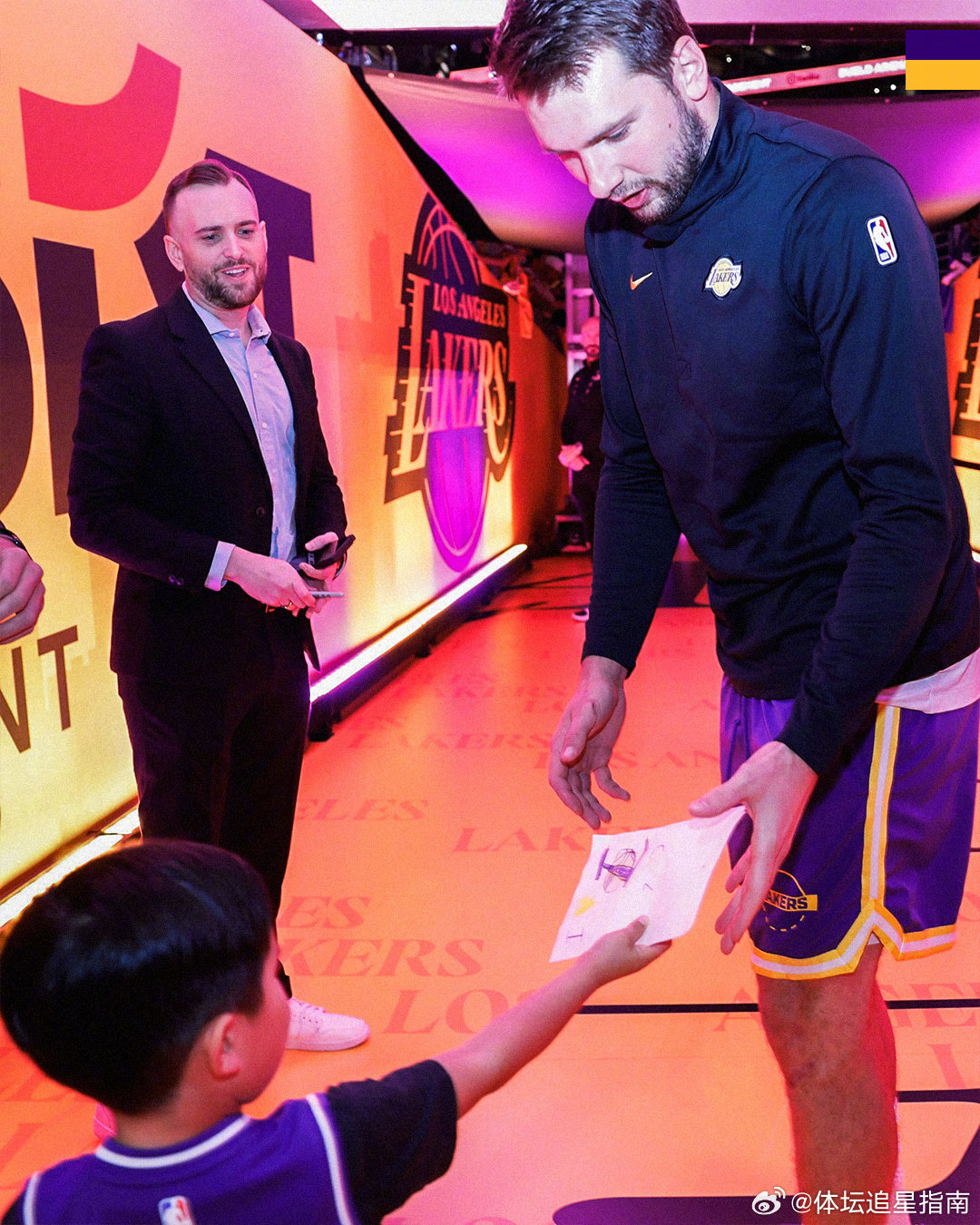 还记得前不久在看台上激动咆哮的小球迷吗（指路👉网页链接）昨天的比赛他已经跟卢卡