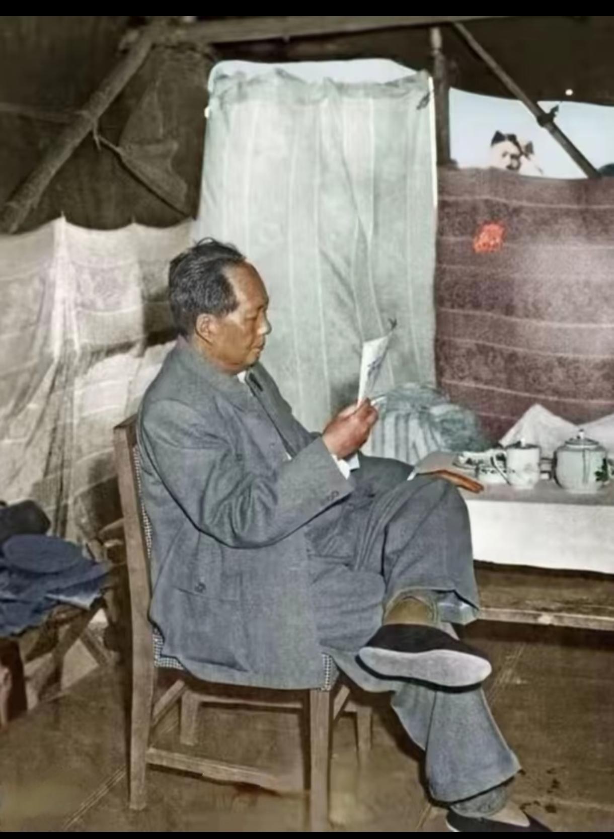 头一次见过这张照片，看书读报，知识渊博，老人家高瞻远瞩。毛主席在抓学习方面做了最