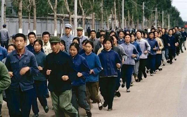 回顾时光老照片墙上没有标语，胸前没有佩戴，臂上没有袖标，穿着绿兰黑灰。哪位老师给