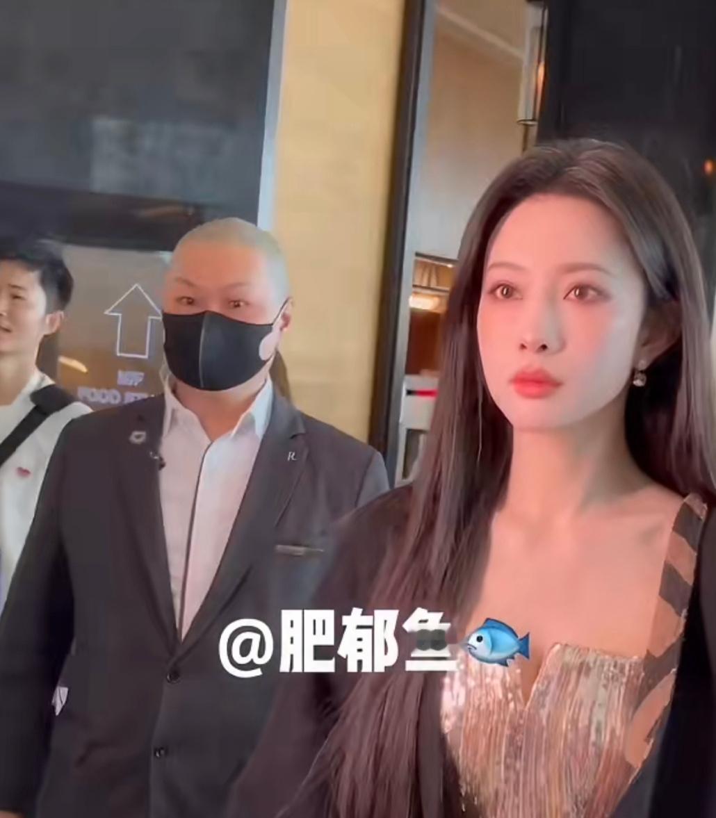 孟子义耀客发布会上班路透，肤白貌美优雅贵气！！