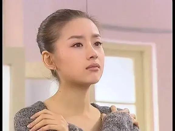 20岁的董洁真是太美了！
董洁的第一部剧应该是张艺谋导演的《幸福时光》。紧接着便