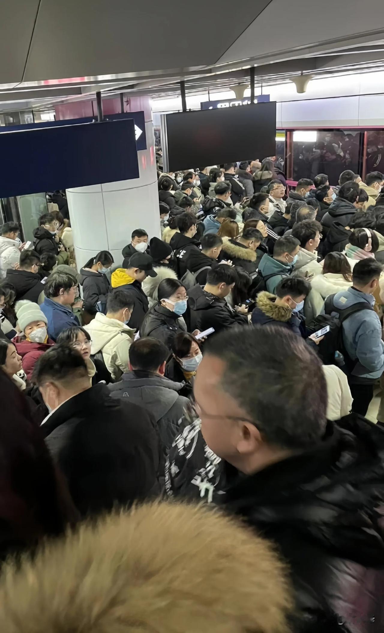 湖北这波冻雨来的太不是时候，大量返乡人员人滞留在机场、火车站及高速路上，真的太难