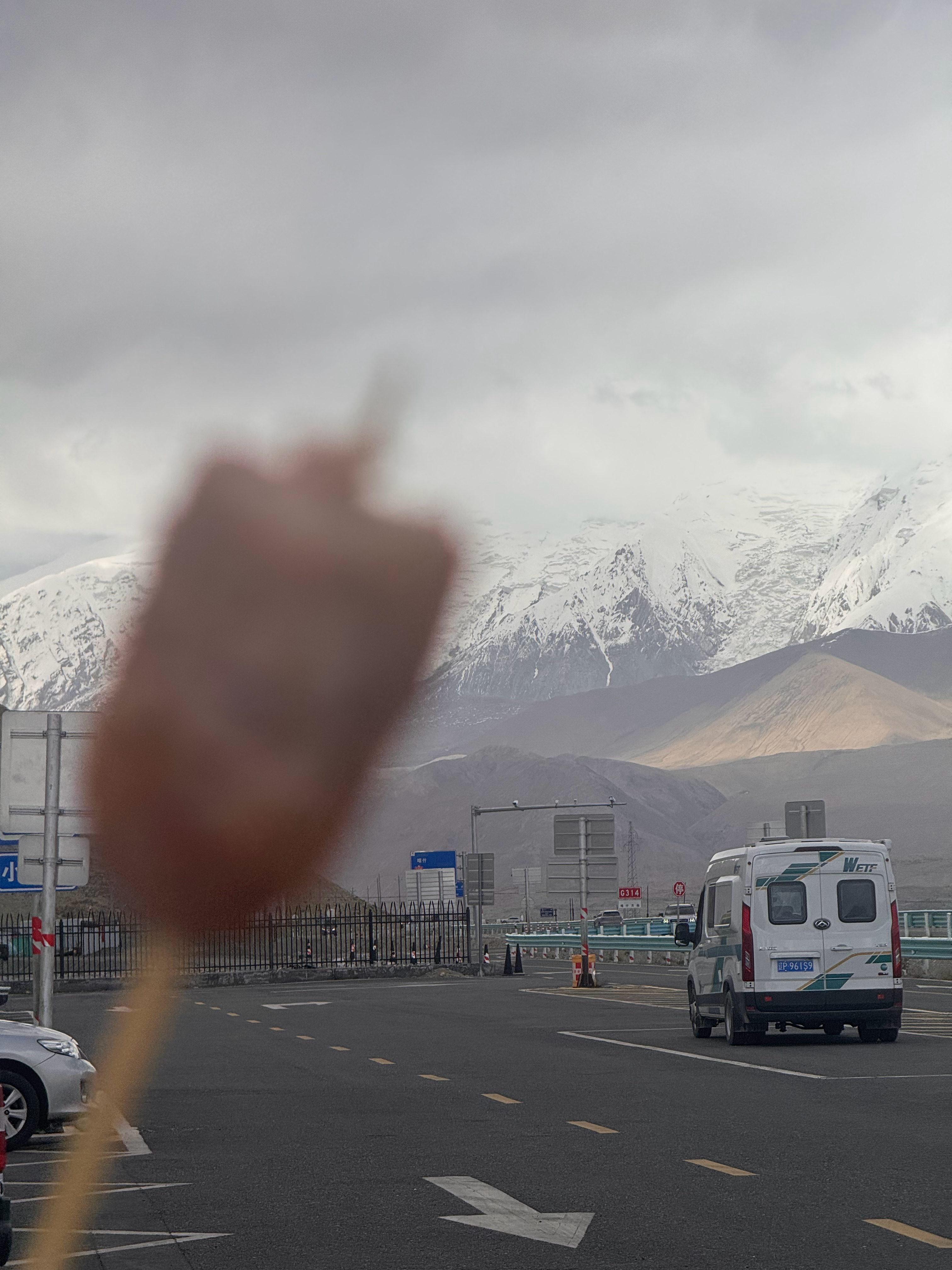 4点多起床，还在大巴上呢，还没到地方……景儿不错，真的是地大物博啊，跟肠合个影吧