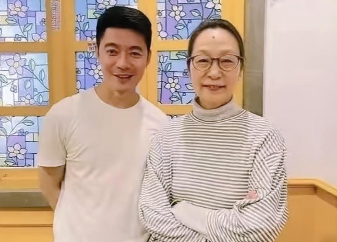 说真的，一开始我以为，
奚美娟没有给足儿子爱，
是因为她是独自养大孩子，结果我发