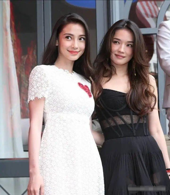 当1米68的舒淇与1米68的杨颖同框，气质差距一目了然！一位时刻地保持职业性的笑