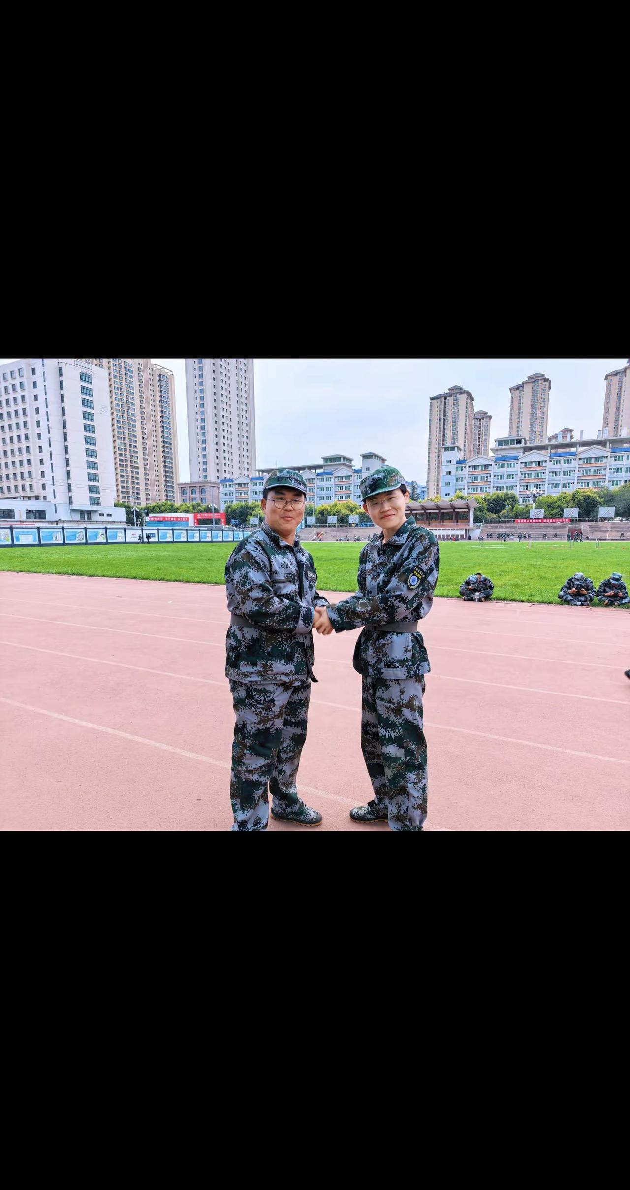 庞同志与杜同志在操场会晤并发布不重要讲话。