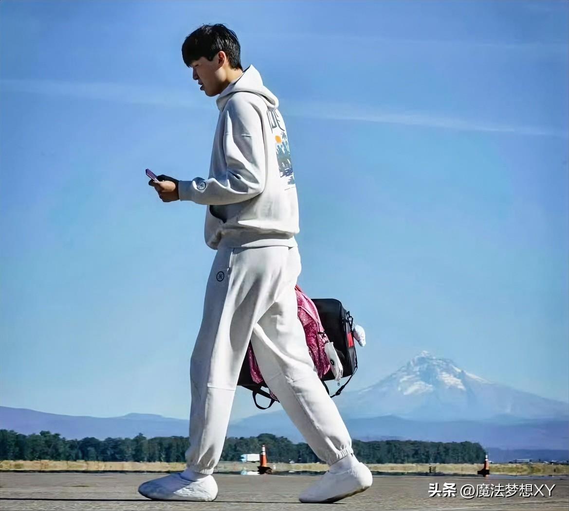 一直想不明白，
斯普里特又不怎么用杨瀚森，
为什么还要召回他，让他安心
准备G联