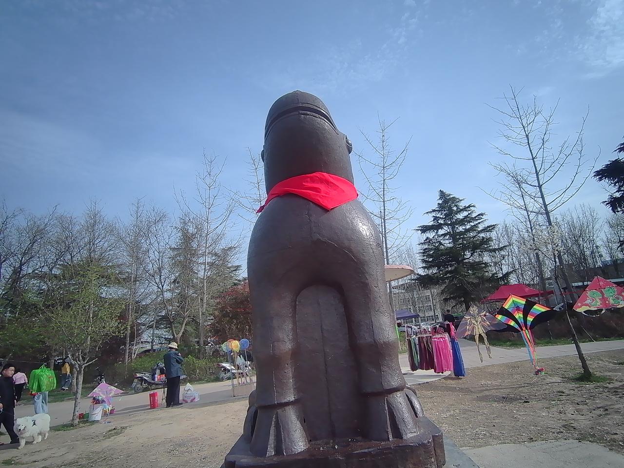 来黄河边，舒展一下冬天僵硬的腿脚，看镇河神兽，逛集市，体验早春的暖阳。