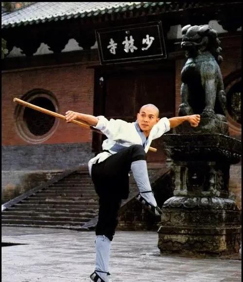 演员李连杰说：1985年时，自己拍《南北少林》遭受很大的打击，当时身边的香港武师